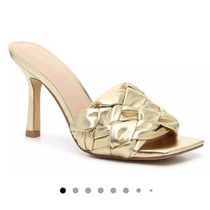 NWB - New with Box - Marc Fisher Brizo Sandal - Gold Metallic - Women’s size 6